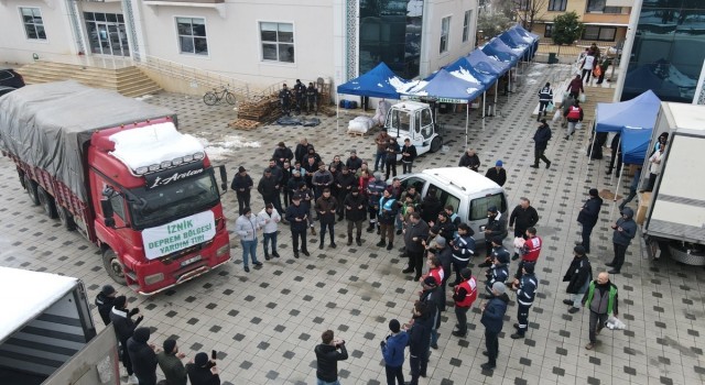 İznikten deprem bölgesine 15 tır yardım malzemesi