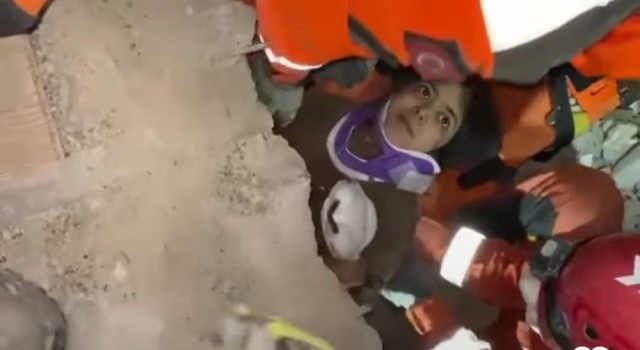 JAK timleri 9 yaşındaki Zeynepi 31 saat sonra böyle kurtardı