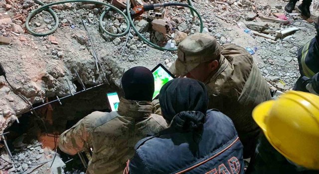 Jandarma 147nci saatte minik Eylülü enkazdan sağ olarak çıkardı