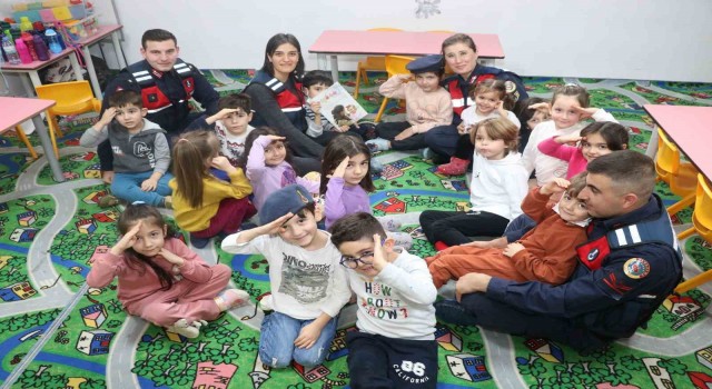 Jandarma çocukları mesleki alanlarında bilgilendirdi