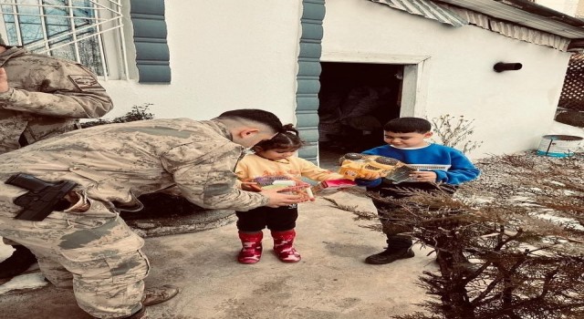 Jandarma ekipleri depremden etkilenen çocukları unutmadı