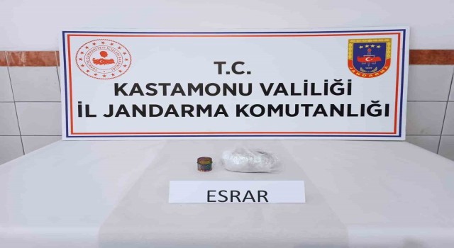 Jandarma ekiplerince üstünde esrar ile yakalanan şahıs gözaltına alındı