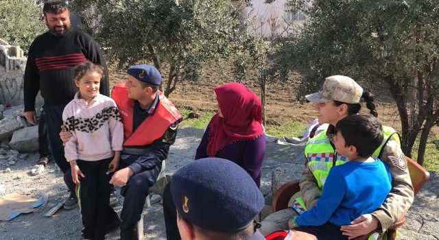 Jandarma ekiplerinden, enkaz altından kurtardıkları Güneş ailesine ziyaret