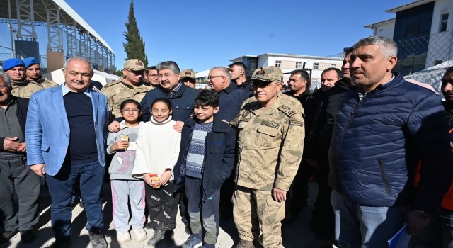 Jandarma Genel Komutanı Orgeneral Çetin, Osmaniyede depremzedeleri ziyaret etti