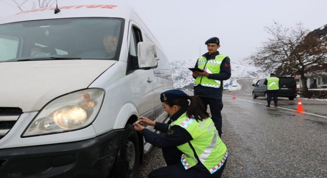 Jandarma kış lastiği uygulaması gerçekleştirdi