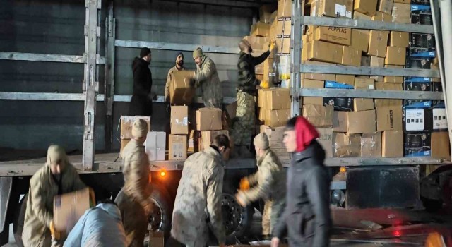 Jandarma personeli ve güvenlik korucuları depremzedelere umut oluyor