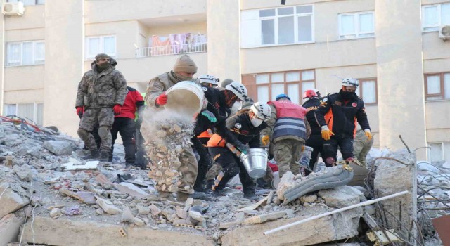 Jandarma termal kameralar ile enkazda arama yapıyor