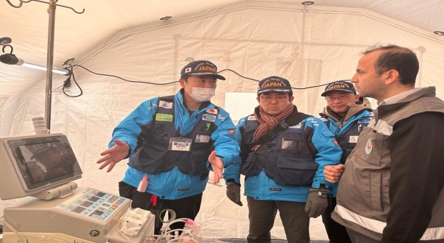 Japon doktorlar Gaziantepe sahra hastanesi kurdu