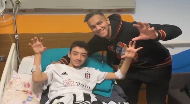 Josef de Souza, depremzede Arda Can ve Cenk ile bir araya geldi