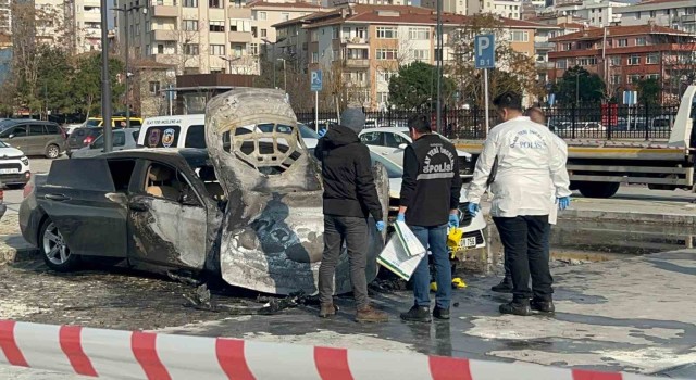Kadiköyde hastane otoparkında otomobil alev alev yandı