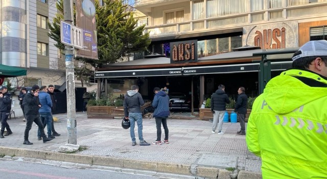 Kadıköyde kontrolden çıkan lüks otomobil restorana daldı