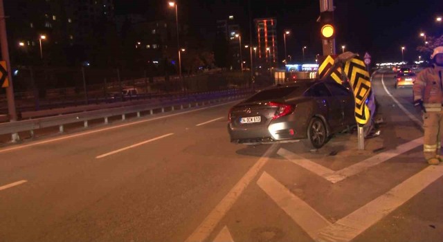 Kadıköyde otomobil bariyere ok gibi saplandı: 3 yaralı