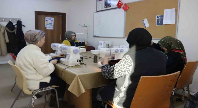 Kadın kursiyerler, deprem bölgesindeki çocuklar için eşofman takımı üretiyor