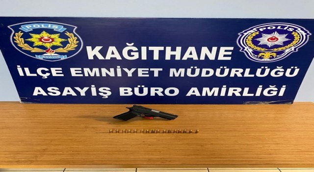 Kağıthanede kapkaç anı kamerada: Neye uğradığını şaşırıp peşlerinden koştu