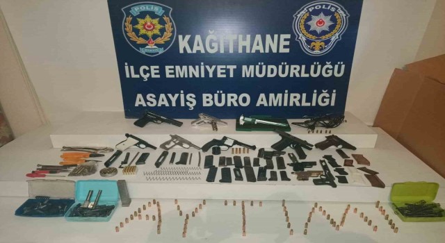 Kağıthanede polisin baskın düzenlediği ev silah imalathanesi çıktı