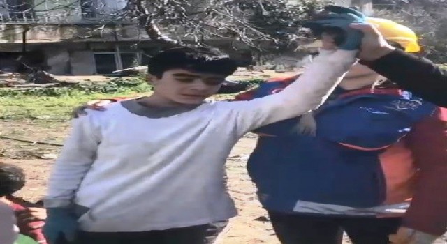 Kahraman Halit, 59 saat sonra iki vatandaşa nefes oldu