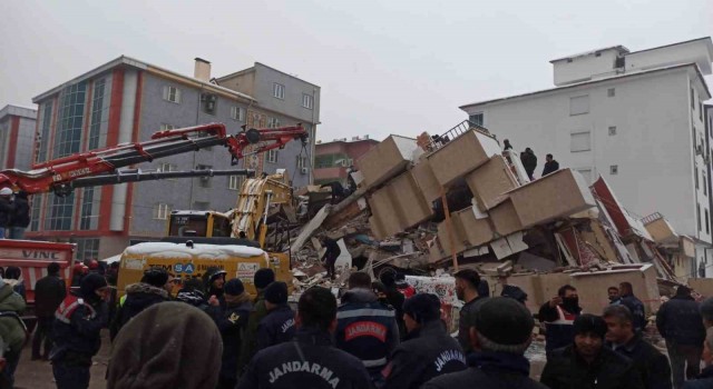 Kahramanmaraş Elbistanda da binalar yıkıldı