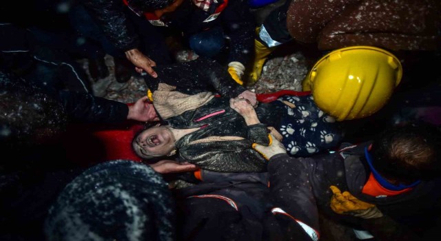 Kahramanmaraş Elbistanda enkaz altında yaşam mücadelesi verdiler
