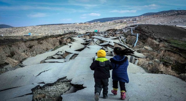 Kahramanmaraş Pazarcıkta depremde yarılan yol havadan görüntülendi