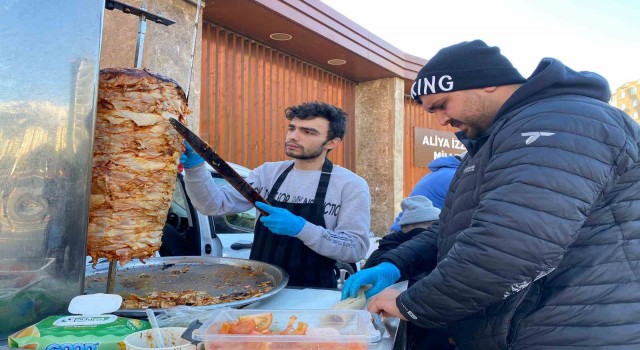 Kahramanmaraşa gelen arkadaş grubu, depremzedelere ücretsiz döner ikramında bulundu
