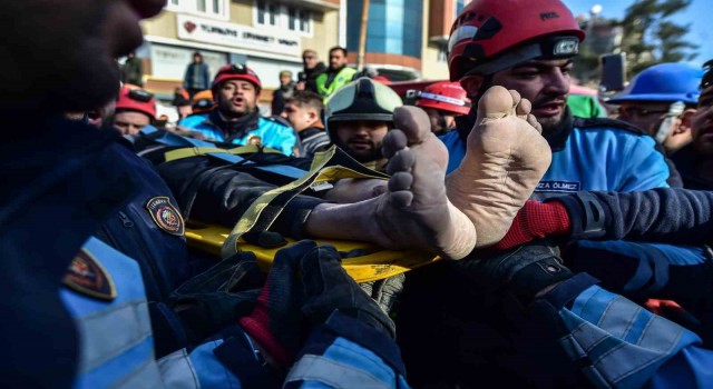 Kahramanmaraşta 3 kişi depremin 84üncü saatinde enkazdan sağ çıkartıldı