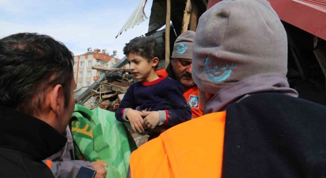 Kahramanmaraşta 32 saat sonra gelen mutluluk: Kardeşinin ardından o da kurtarıldı