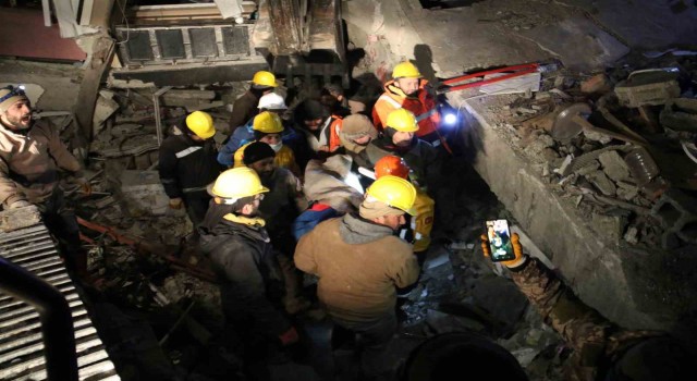 Kahramanmaraşta 65 saat sonra bir kişi daha enkazdan sağ kurtarıldı