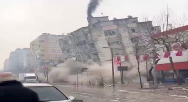 Kahramanmaraşta 7 katlı binanın yıkılma anı kamerada