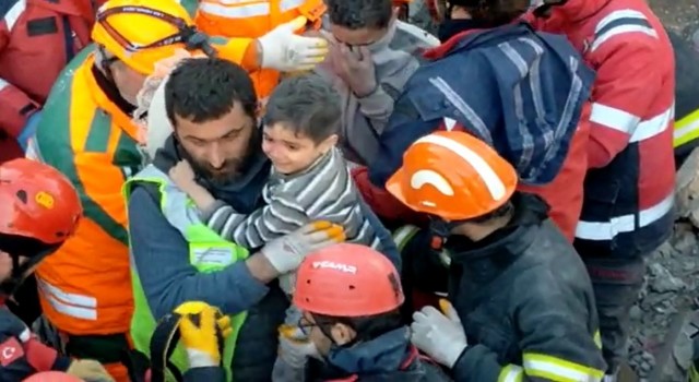 Kahramanmaraşta 84üncü saatte 2 kardeş sağ olarak kurtarıldı