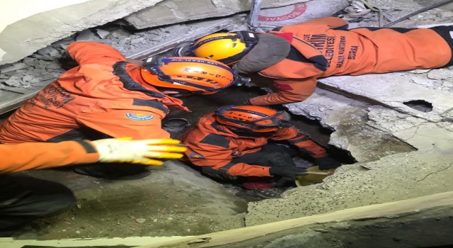 Kahramanmaraşta 99 saat sonra bir genç kız enkaz altından kurtarıldı