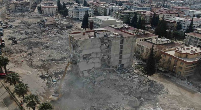 Kahramanmaraşta ağır hasarlı binaların yıkımı sürüyor