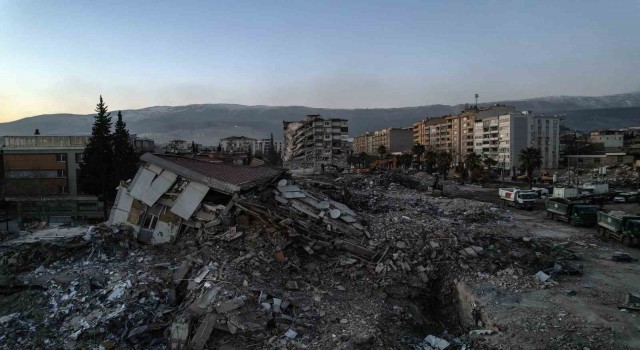 Kahramanmaraşta arama kurtarma ve enkaz kaldırma çalışmaları sürüyor