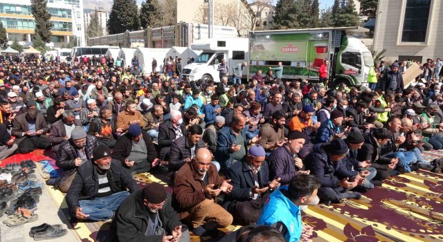 Kahramanmaraşta depremde ölenler için eller semaya açıldı