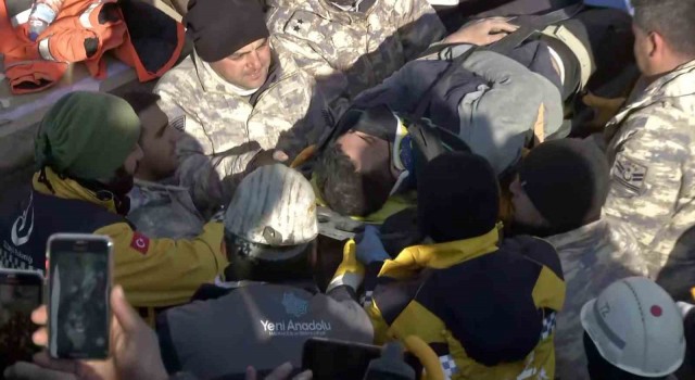Kahramanmaraşta depremin 198. saatinde 1 kişi enkazdan sağ çıkartıldı.