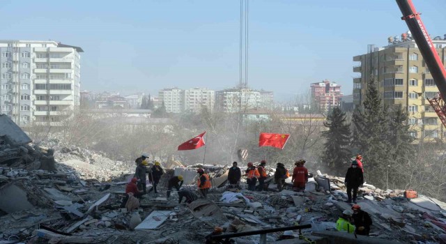 Kahramanmaraşta depremin 7. gününde ailelerin umutlu bekleyişi sürüyor