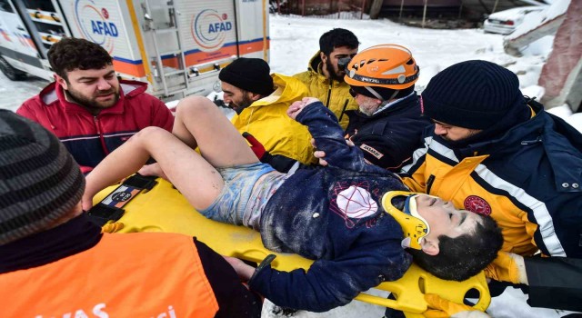 Kahramanmaraşta enkaz altında kalan minik Arda, depremden 22 saat sonra sağ olarak kurtarıldı