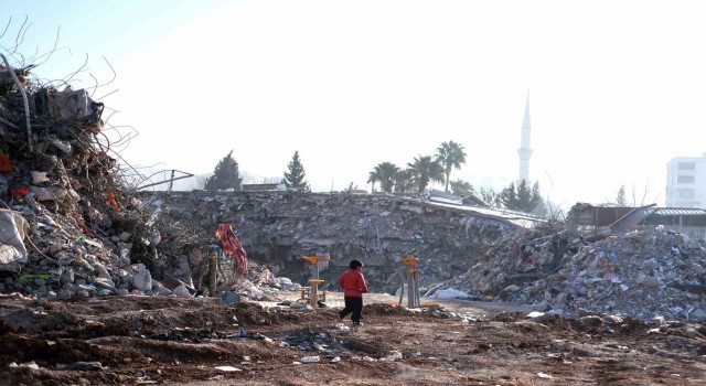 Kahramanmaraşta enkazların arasında çocuk olmak