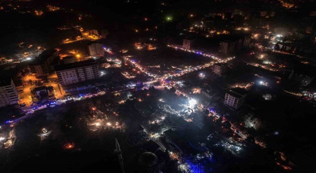 Kahramanmaraşta geceyi arama kurtarma çalışmaları aydınlattı