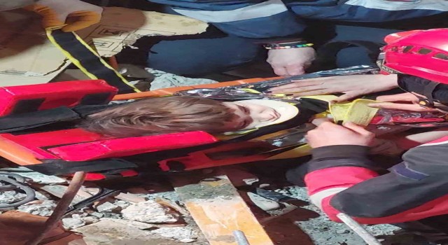 Kahramanmaraşta iki kardeş enkaz altından çıkartıldı