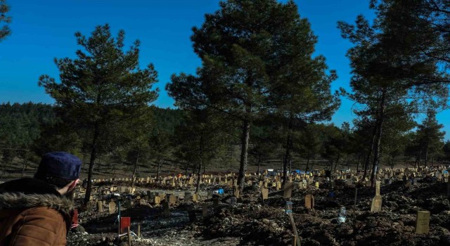 Kahramanmaraşta mezar yerlerini kaybetmek istemeyen aileler iz bırakıyor