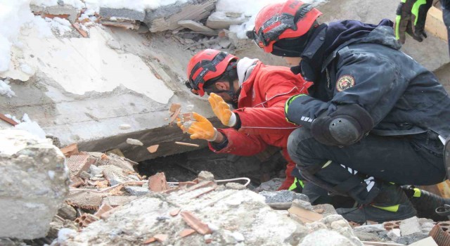 Kahramanmaraşta Nermin Teyze 24 saattir enkaz altında kurtarılmayı bekliyor