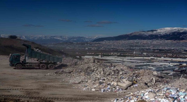 Kahramanmaraşta taşınan enkazlar şehrin manzarası ile birleşti