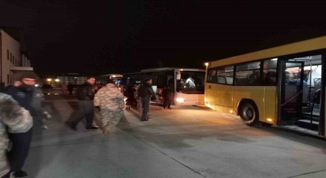 Kahramanmaraştaki 107 depremzede Türk Silahlı Kuvvetlerine ait uçakla İstanbula getirildi