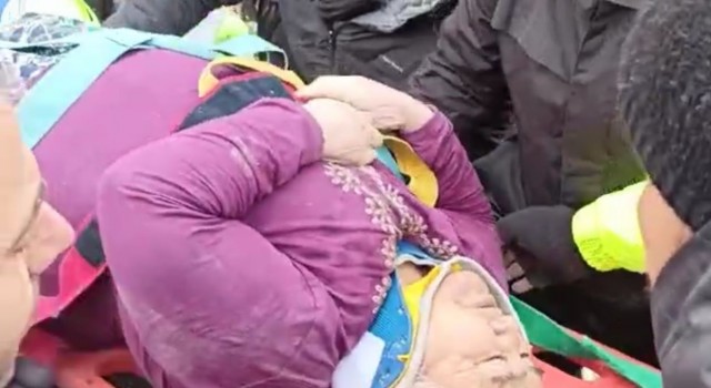 Kahramanmaraştan bir güzel haber daha, bir kadın enkazdan kurtarıldı