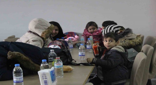 Kahramanmaraştan İzmire ilk depremzede kafilesi geldi