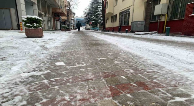 Kaldırımlar adeta buz pistine döndü