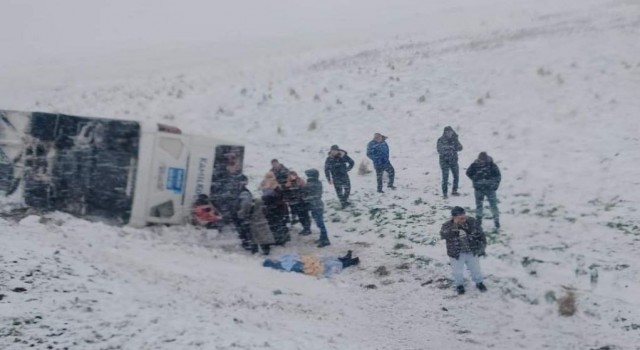 Kamil Koça ait 2 otobüs 5 kilometre arayla karda yan yattı