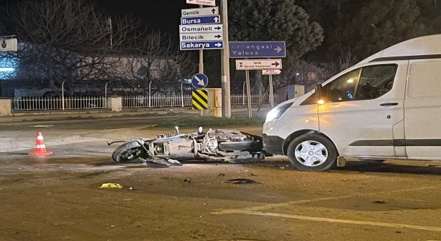 Kamyonet ile motosiklet çarpıştı: 1i ağır 2 yaralı