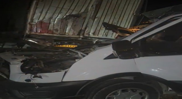 Kamyonet, tıra arkadan çarptı; baba hayatını kaybetti, oğlu ağır yaralı