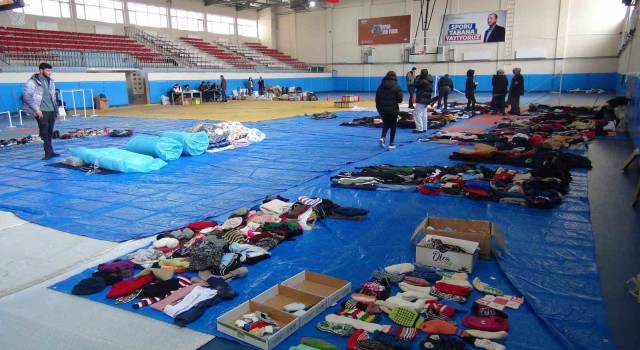 Kapalı spor salonu depremzedeler için ‘Sosyal Markete dönüştürüldü